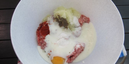 Фото приготовления рецепта: Мясные оладьи на кефире - шаг №5