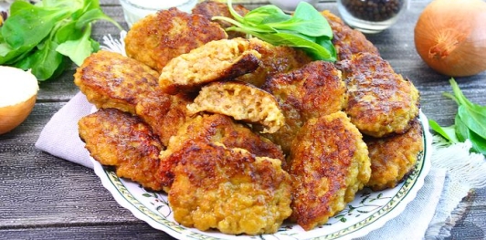 Фото приготовления рецепта: Мясные оладьи на кефире - шаг №15