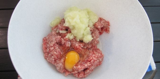 Фото приготовления рецепта: Мясные оладьи на кефире - шаг №3