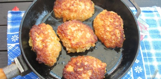 Фото приготовления рецепта: Мясные оладьи на кефире - шаг №13