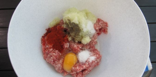 Фото приготовления рецепта: Мясные оладьи на кефире - шаг №4