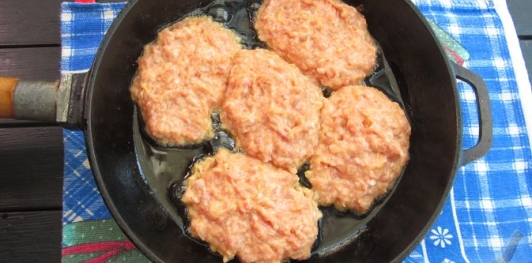 Фото приготовления рецепта: Мясные оладьи на кефире - шаг №12