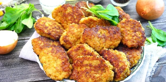 Фото приготовления рецепта: Мясные оладьи на кефире - шаг №14