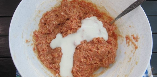 Фото приготовления рецепта: Мясные оладьи на кефире - шаг №9