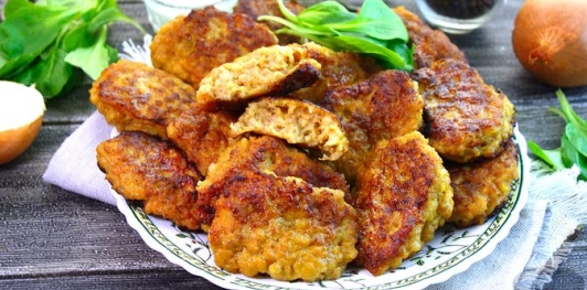 Фото приготовления рецепта: Мясные оладьи на кефире - шаг №16