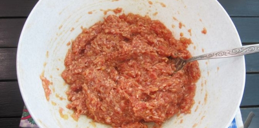 Фото приготовления рецепта: Мясные оладьи на кефире - шаг №6