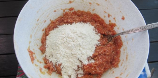 Фото приготовления рецепта: Мясные оладьи на кефире - шаг №7