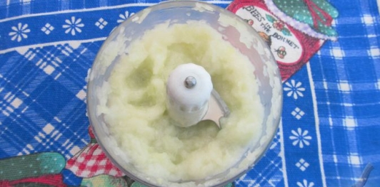 Фото приготовления рецепта: Мясные оладьи на кефире - шаг №2