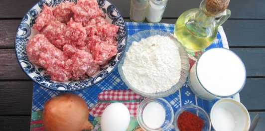 Фото приготовления рецепта: Мясные оладьи на кефире - шаг №1