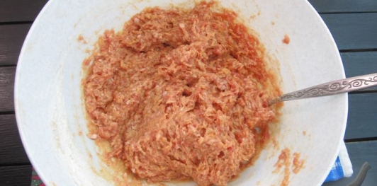 Фото приготовления рецепта: Мясные оладьи на кефире - шаг №8