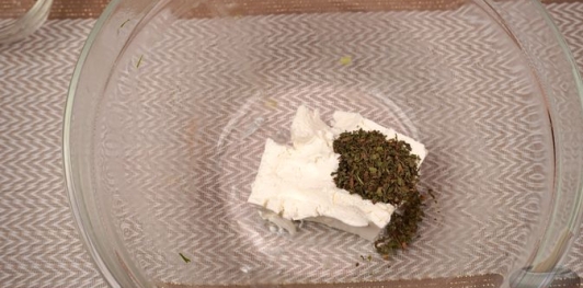 Фото приготовления рецепта: Намазка из лабне и белого сыра с черемшой (хайдари) - шаг №6