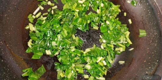 Фото приготовления рецепта: Намазка из лабне и белого сыра с черемшой (хайдари) - шаг №4