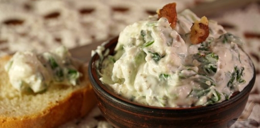 Фото приготовления рецепта: Намазка из лабне и белого сыра с черемшой (хайдари) - шаг №13