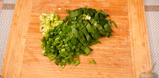 Фото приготовления рецепта: Намазка из лабне и белого сыра с черемшой (хайдари) - шаг №2