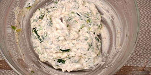 Фото приготовления рецепта: Намазка из лабне и белого сыра с черемшой (хайдари) - шаг №11