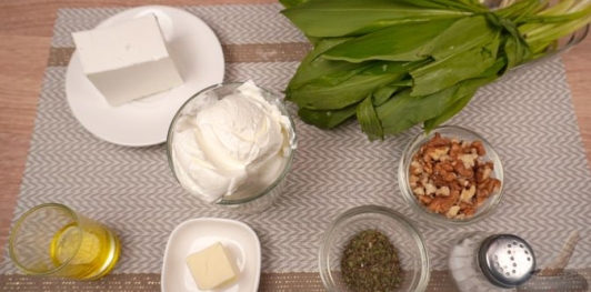 Фото приготовления рецепта: Намазка из лабне и белого сыра с черемшой (хайдари) - шаг №1