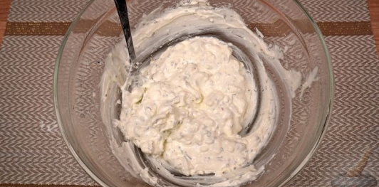 Фото приготовления рецепта: Намазка из лабне и белого сыра с черемшой (хайдари) - шаг №8