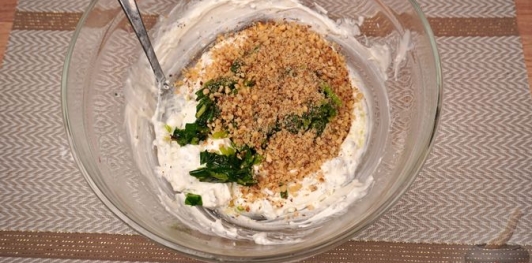 Фото приготовления рецепта: Намазка из лабне и белого сыра с черемшой (хайдари) - шаг №10