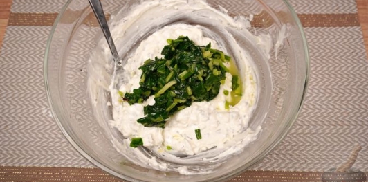 Фото приготовления рецепта: Намазка из лабне и белого сыра с черемшой (хайдари) - шаг №9