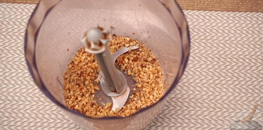 Фото приготовления рецепта: Намазка из лабне и белого сыра с черемшой (хайдари) - шаг №5