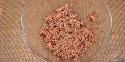 Фото приготовления рецепта: Намазка из рыбных консервов, с огурцами и плавленым сыром - шаг №3