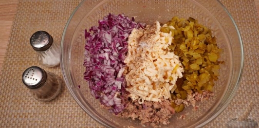 Фото приготовления рецепта: Намазка из рыбных консервов, с огурцами и плавленым сыром - шаг №9