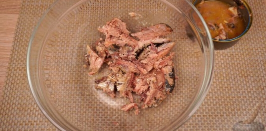 Фото приготовления рецепта: Намазка из рыбных консервов, с огурцами и плавленым сыром - шаг №2