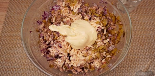 Фото приготовления рецепта: Намазка из рыбных консервов, с огурцами и плавленым сыром - шаг №10