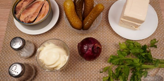 Фото приготовления рецепта: Намазка из рыбных консервов, с огурцами и плавленым сыром - шаг №1