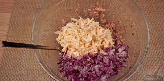 Фото приготовления рецепта: Намазка из рыбных консервов, с огурцами и плавленым сыром - шаг №6