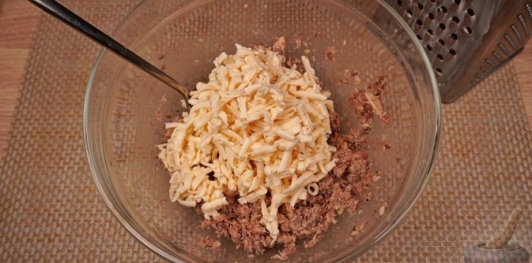 Фото приготовления рецепта: Намазка из рыбных консервов, с огурцами и плавленым сыром - шаг №4