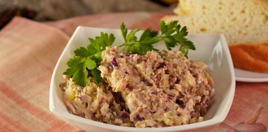 Фото приготовления рецепта: Намазка из рыбных консервов, с огурцами и плавленым сыром - шаг №11