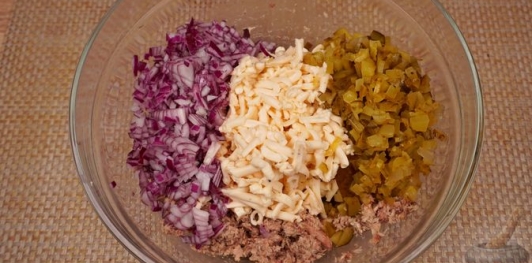 Фото приготовления рецепта: Намазка из рыбных консервов, с огурцами и плавленым сыром - шаг №8