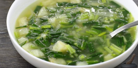 Фото приготовления рецепта: Овощной суп с черемшой - шаг №15