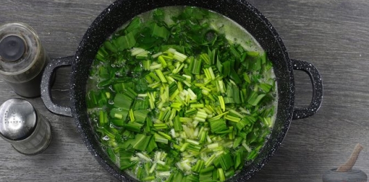 Фото приготовления рецепта: Овощной суп с черемшой - шаг №11