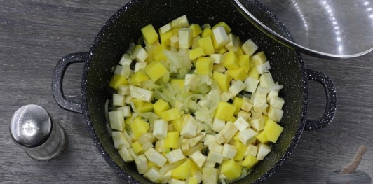 Фото приготовления рецепта: Овощной суп с черемшой - шаг №6