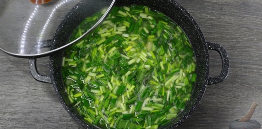 Фото приготовления рецепта: Овощной суп с черемшой - шаг №13