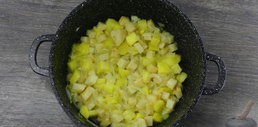 Фото приготовления рецепта: Овощной суп с черемшой - шаг №7