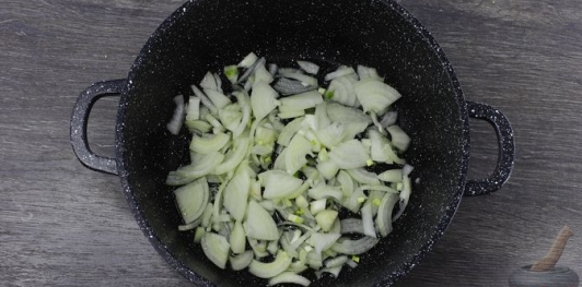 Фото приготовления рецепта: Овощной суп с черемшой - шаг №2