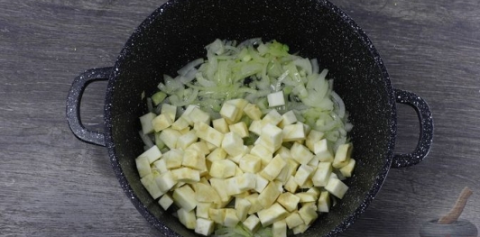 Фото приготовления рецепта: Овощной суп с черемшой - шаг №4