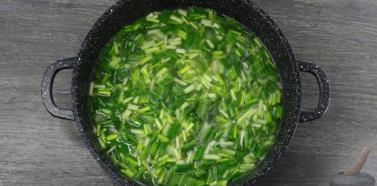 Фото приготовления рецепта: Овощной суп с черемшой - шаг №12