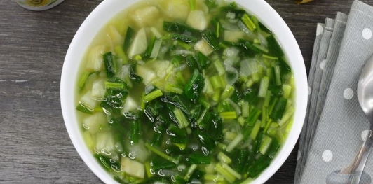 Фото приготовления рецепта: Овощной суп с черемшой - шаг №14