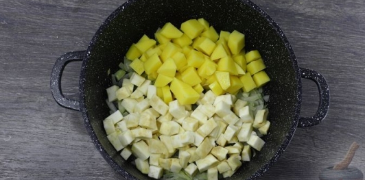 Фото приготовления рецепта: Овощной суп с черемшой - шаг №5