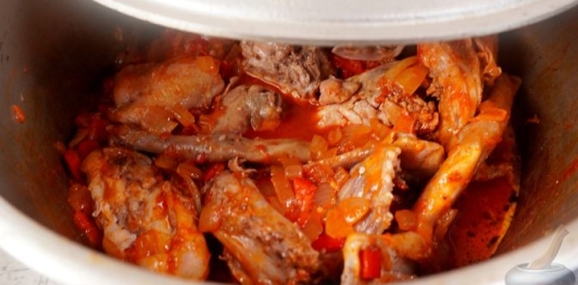 Фото приготовления рецепта: Паприкаш из кролика с грибами - шаг №14