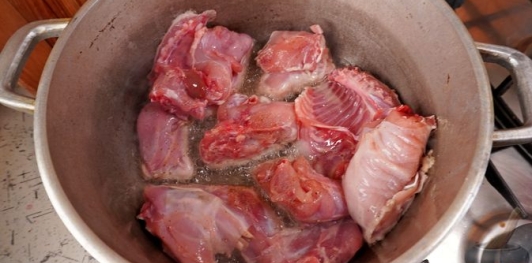 Фото приготовления рецепта: Паприкаш из кролика с грибами - шаг №7