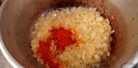 Фото приготовления рецепта: Паприкаш из кролика с грибами - шаг №10