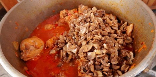 Фото приготовления рецепта: Паприкаш из кролика с грибами - шаг №18