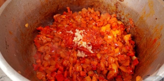 Фото приготовления рецепта: Паприкаш из кролика с грибами - шаг №12