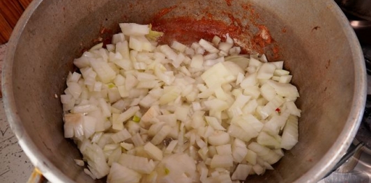 Фото приготовления рецепта: Паприкаш из кролика с грибами - шаг №9