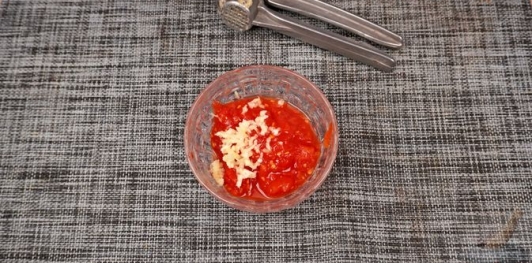 Фото приготовления рецепта: Паприкаш из кролика с грибами - шаг №5